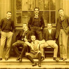 ENS promotion 1890, Alain assis, Blum à droite (WikiCommons)