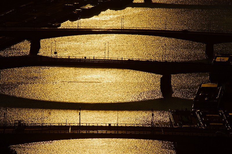 Ponts de Rouen en contre-jour.