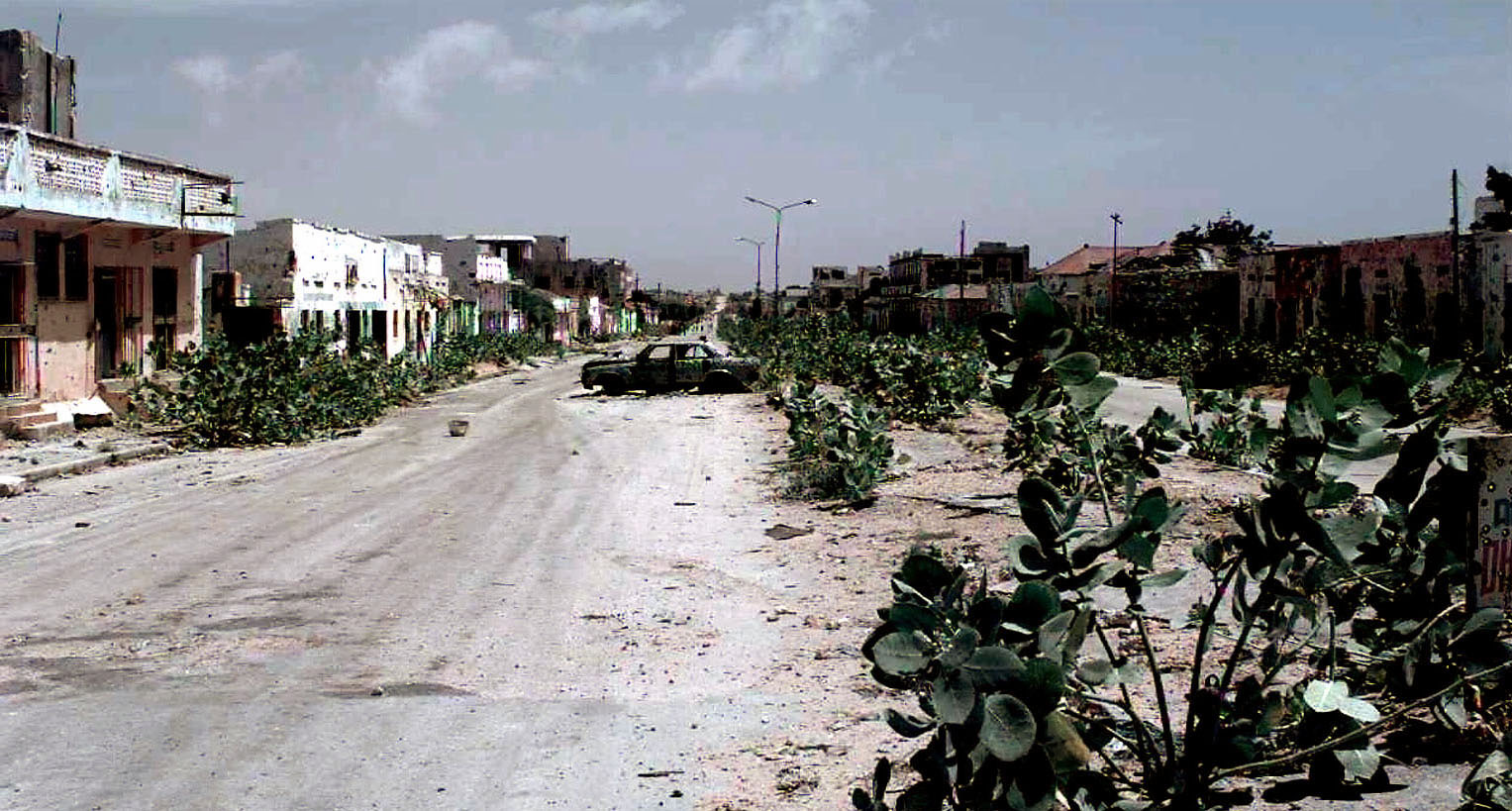 Une rue abandonnée du quartier commercial de Mogadiscio (Somalie), sur la ligne verte (R. Oriez).