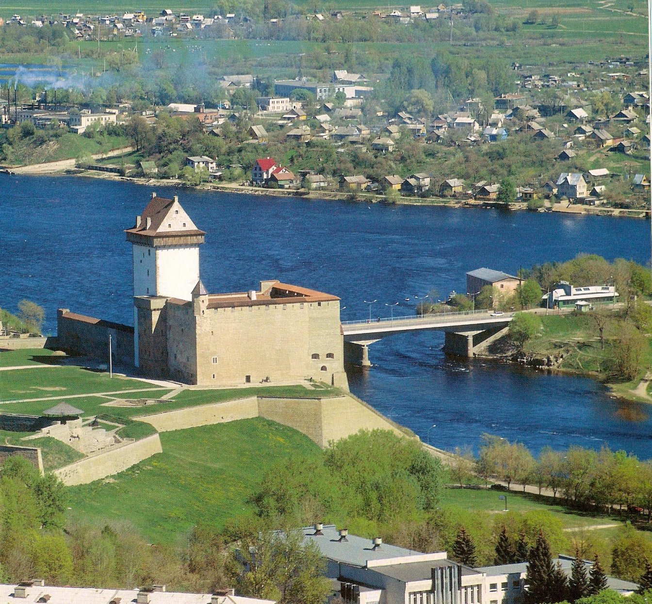 Frontière entre l'Estonie et la Russie. À gauche, la ville de Narva (Estonie) (Hugo Arv).