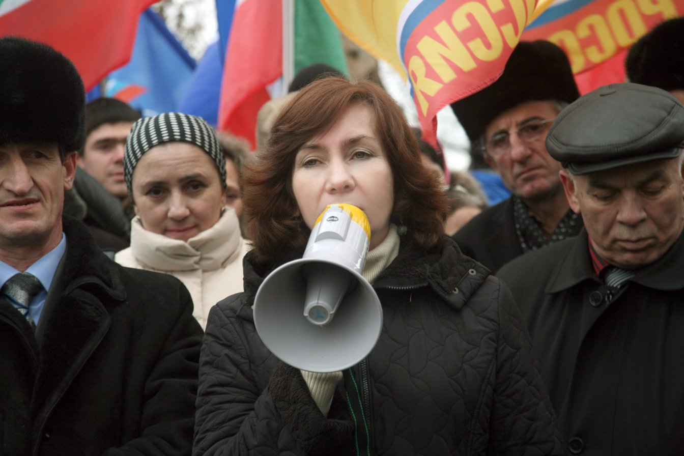 Natasha Estemirova govorit na mitinge protiv osvobozhdeniya Budanova. 25/12/09. Grozny, Chechnya. (AP Photo/Musa Sadulayev)
