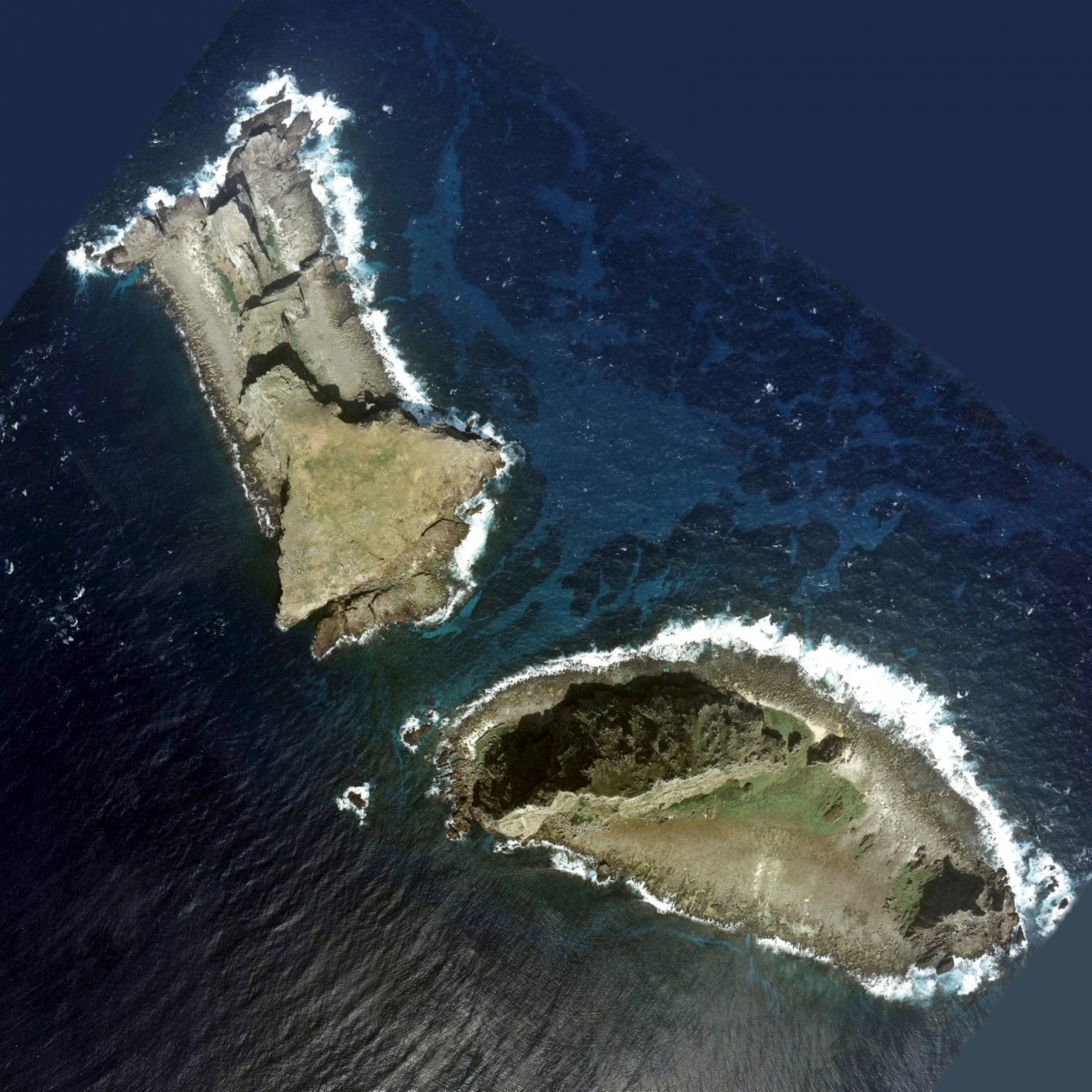 Photographie aérienne des îles Senkaku Kitakojima et Minamikojima, Ishigaki City, Okinawa, Japon, 1978 (National Land Image Information (Color Aerial Photographs), Ministry of Land, Infrastructure, Transport and Tourism).