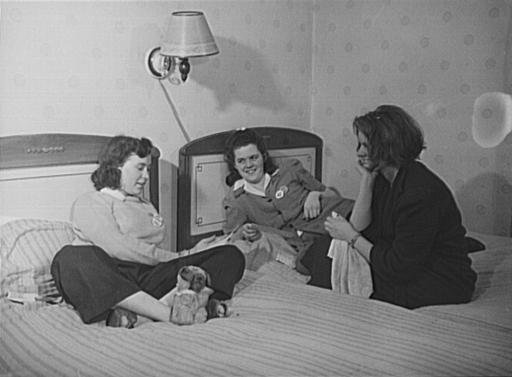 Jeunes filles assises sur un lit