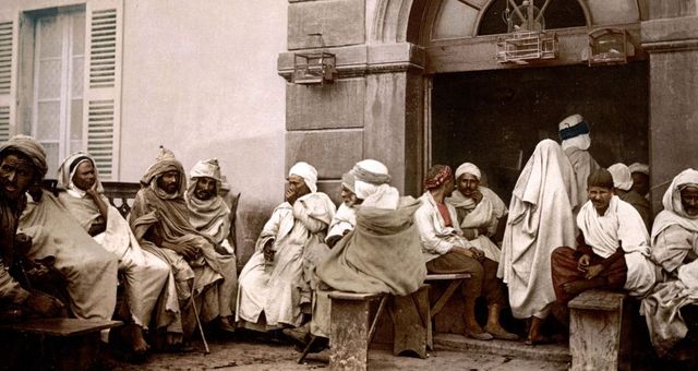 Arabes au café, Alger, Algérie, vers 1900; ©Getty - APIC/Getty Images