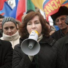 Natasha Estemirova govorit na mitinge protiv osvobozhdeniya Budanova. 25/12/09. Grozny, Chechnya. (AP Photo/Musa Sadulayev)