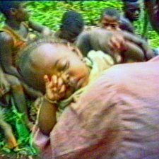 Ginza, chantant et dansant pour apaiser Wawa sa dernière née dont la mère, Mambi, s'est absentée pour aller chercher de l'eau