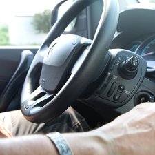 Les mains d'un conducteur de voiture au volant