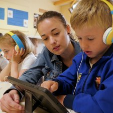 Des enfants d'école maternelle devant leur tablette numérique