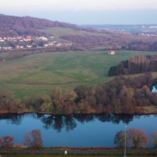 Un cours d'eau devant une colline