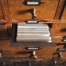 Des fiches de bibliothèque rangées dans un tiroir
