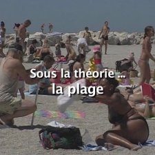 Personnes à la plage et titre : Sous la théorie la plage