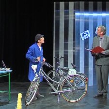 Deux hommes discutent près d'une bicyclette.