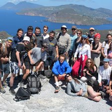 Photo de groupe des étudiantes et étudiants du stage terrain réalisé aux îles Éoliennes. 