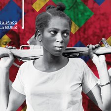 Photo en noir et blanc d'une jeune femme africaine tenant un fusil sur les épaules sur fond coloré