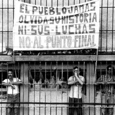 Prisonniers argentins tenant une bannière "El pueblo jamas olvida su historia ni sus luchas no al punto final""