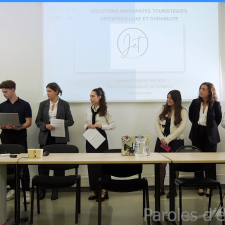 Plusieurs étudiants debout