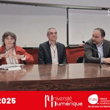 Table ronde autour de la souveraineté en matière d’outils numériques : 4 invité-es et l'animatrice sont à la tribune