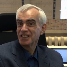 Photogramme tiré de la vidéo de l'interview de Yannick Mellier, le 8 août 2013, qui montre Yannick Mellier, assis à son bureau à l'IAP (crédit : Jean Mouette)..