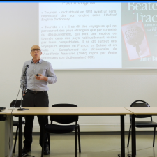 Jean Christophe Gay debout dans la salle