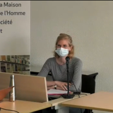 dans la salle de conférence : Pearl Moret en train d'intervenir et Lise Arena à côté