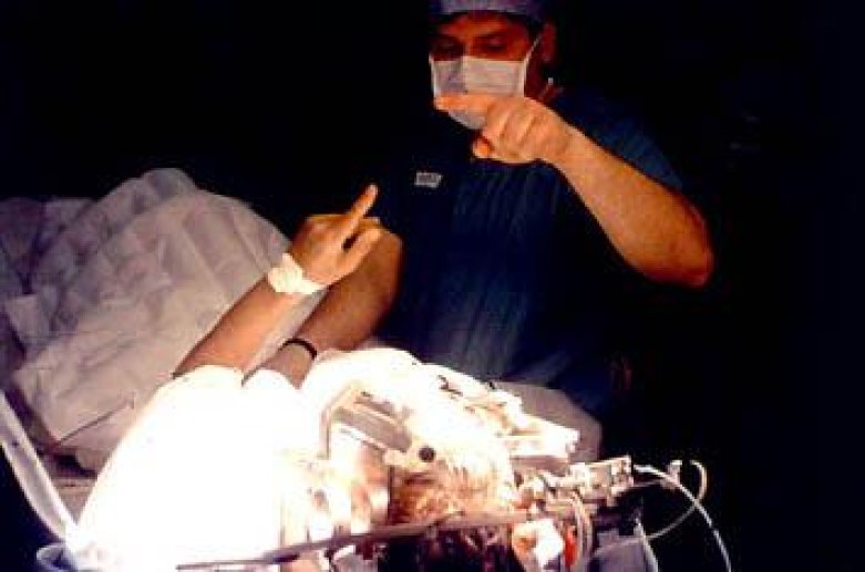 Fig 11 Intervention chirurgicale pour placer les électrodes de stimulation chez un patient atteint de maladie de Parkinson.