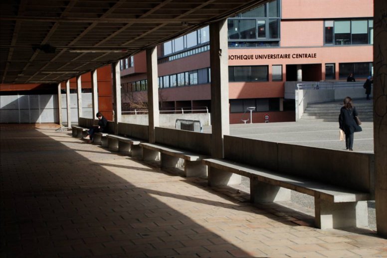 Université du Mirail : bancs vers bibliothèque