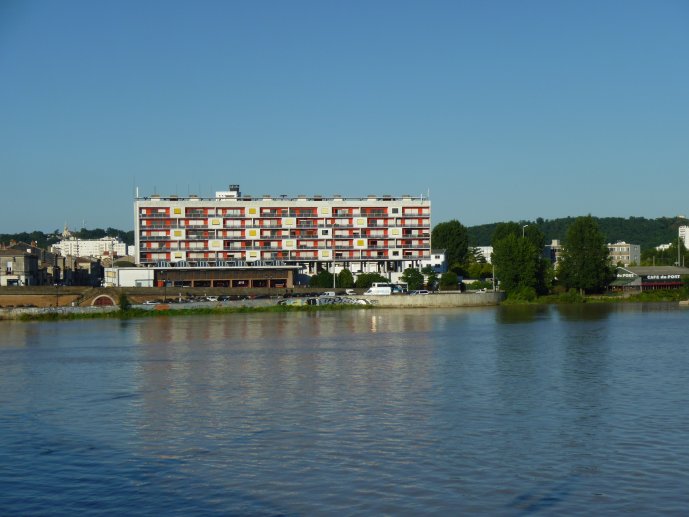 Caserne de pompiers de la Benauge à Bordeaux (vue du pont de pierre)
