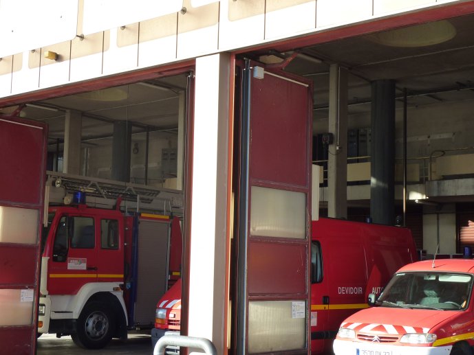 Caserne de pompiers de la Benauge à Bordeaux (entrée garage)