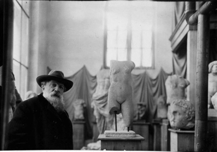 06-Rodin dans son atelier