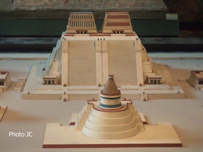 Diapo 29 Maquette duTemplo Mayor (gros plan sur la pyramide), photo JC