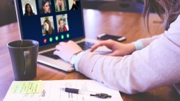 personne avec un ordinateur portable