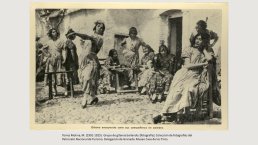 Diapo 12 - Torres Molina, M. (1901-1925). Grupo de gitanas bailando. [fotografía]. Colección de fotografías del Patronato Nacional de Turismo. Delegación de Granada. Museo Casa de los Tiros.