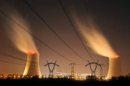 cheminées de centrale nucléaire dans le sud