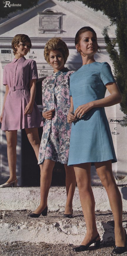 Modèle de robe bleue confectionnée par l'entreprise Robinet pour la Redoute en 1970