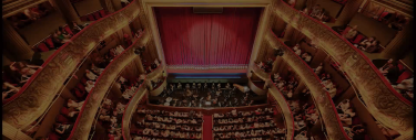 Vue plongeante d'une scéne d'opéra rouge et or