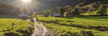 Hammeau dans une vallée de montagne au levé du soleil